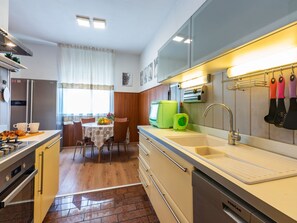Fridge, microwave, dishwasher, cookware/dishes/utensils - Dolores by Interhome (Pula)