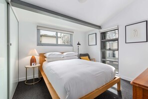 Desk, iron/ironing board, WiFi, bed sheets - Spacious 2-Bed Retreat in Rosebery (Rosebery)