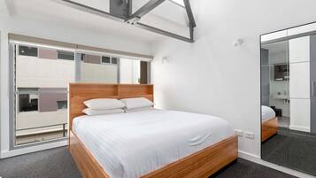 2 bedrooms, desk, iron/ironing board, WiFi
