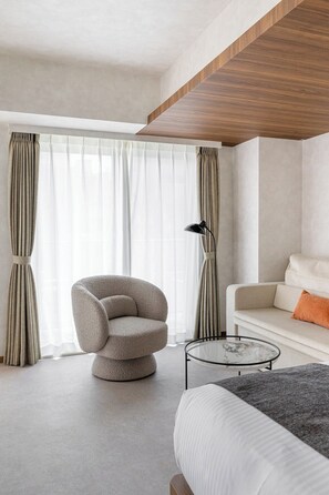Luxury-Dreibettzimmer | Wohnbereich | 55-Zoll-LCD-Fernseher mit Digitalempfang