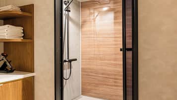 Luxury Triple Room | Bathroom | Shower, free toiletries, hair dryer, towels