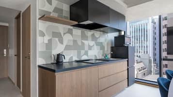 Kamar Triple Mewah | Dapur pribadi | Microwave, oven, kompor, dan mesin pembuat kopi/teh