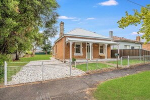 Exterior - Elegant Edward, Heritage Charm near CBD (Orange)