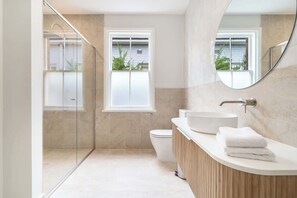 Shower, hair dryer, towels, shampoo - Elegant Edward, Heritage Charm near CBD (Orange)