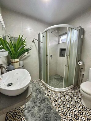 Shower, hair dryer - Stunning Sunset Sea View Villa (Kota Kinabalu)