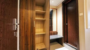 Ein Holzschrank mit mehreren Einlegeböden, einem Spiegel und einer Tür mit Griff.