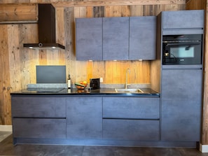 Réfrigérateur, micro-ondes, plaque de cuisson, lave-vaisselle