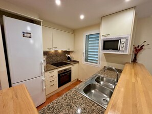 Fridge, microwave, oven, dishwasher - Moderne Ferienwohnung mit Pool und Garten by Interhome (Fontclara)