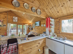 Kühlschrank, Mikrowelle, Herdplatte, Wasserkocher mit Kaffee-/Teezubehör