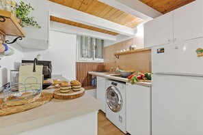 Monolocale Standard (Festival Riviera House) | Cucina privata | Frigorifero, microonde, piano cottura, macchina per tè/caffè