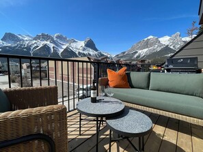 Outdoor dining - RETRORIDGE - DOWNTOWN - ROOFTOP HOT TUB (Canmore)