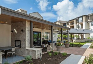Outdoor dining - Blueground | Scofield Farms, pool, nr Walnut Creek Park (Austin)