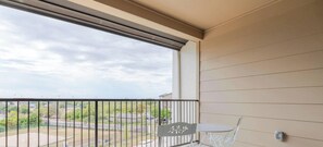 Outdoor dining - Blueground | Scofield Farms, pool, nr Walnut Creek Park (Austin)