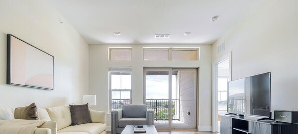 Living area - Blueground | Scofield Farms, pool, nr Walnut Creek Park (Austin)