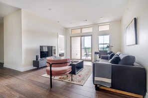 TV, stereo - Blueground | Scofield Farms, pool, nr Walnut Creek Park (Austin)