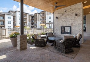 Terrace/patio - Blueground | Scofield Farms, pool, nr Walnut Creek Park (Austin)