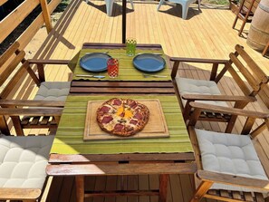 Casa rodante, 1 habitación, balcón, vista al jardín | Restaurante al aire libre