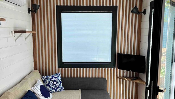 A compact room with a bed, a TV, and a window. - Tinyweeny House 15min to Ist Airport (Eyup)