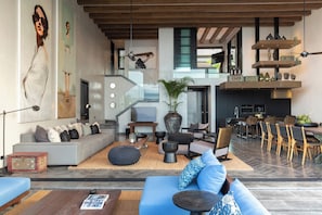 Un salon moderne avec un canapé, une table basse et des objets décoratifs.