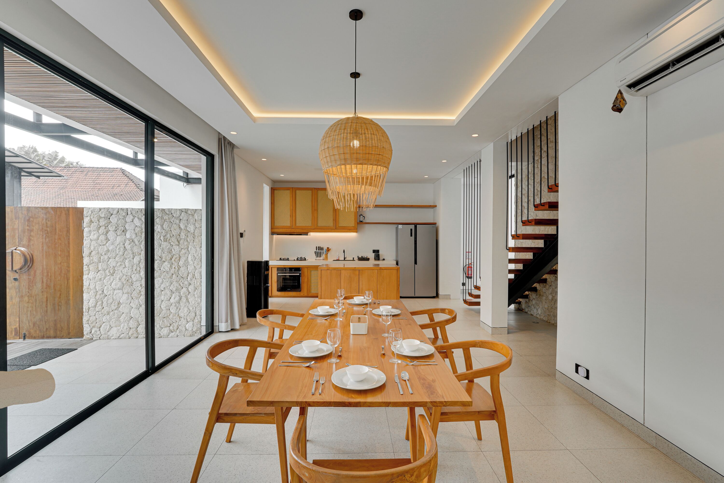 Villa, bassengutsikt | Spisestue