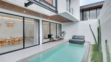 Outdoor pool, pool loungers