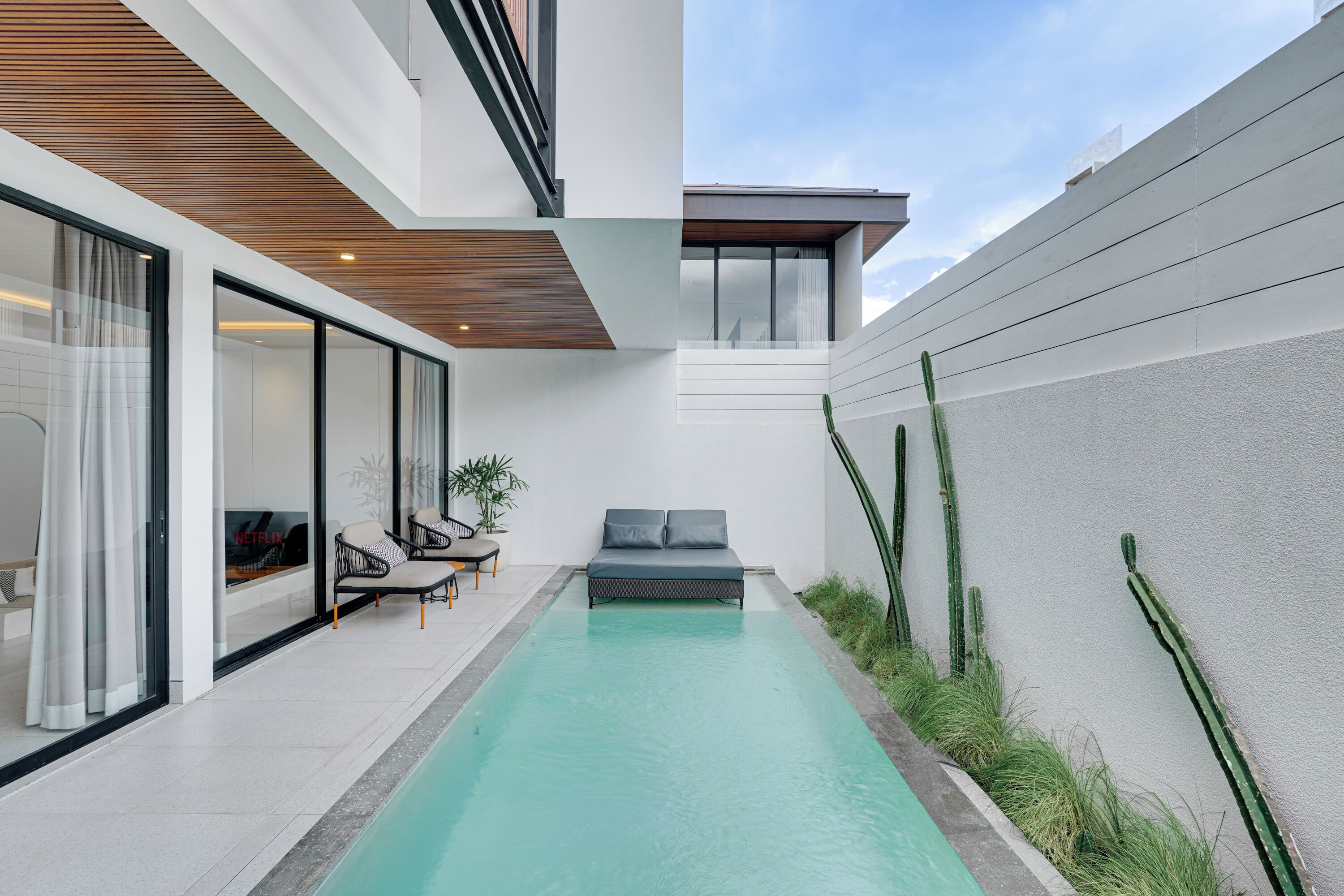 Outdoor pool, pool loungers