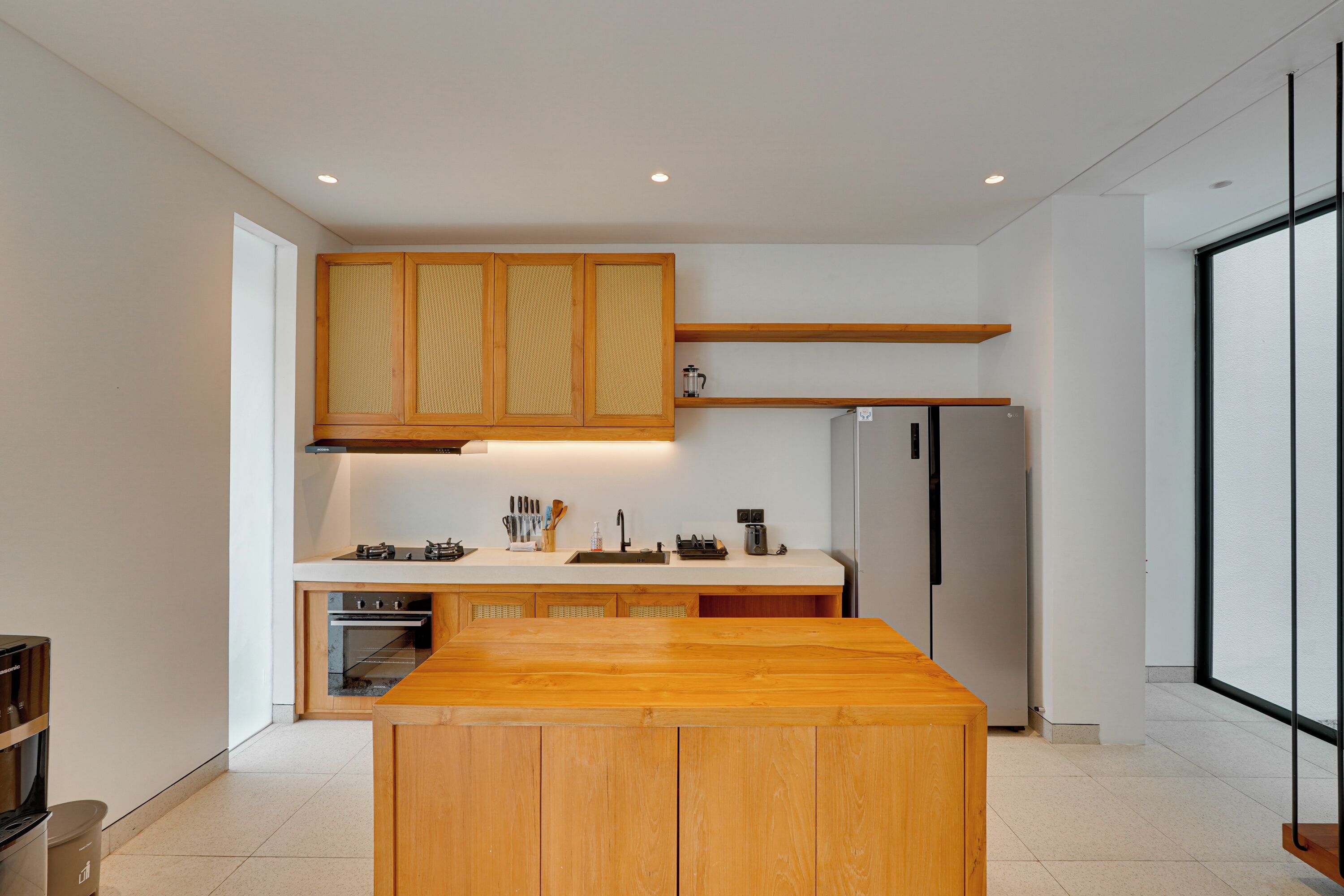 Vila, vista para a piscina | Cozinha privada | Geladeira, fogão, cooktop, talheres/pratos/utensílios de cozinha