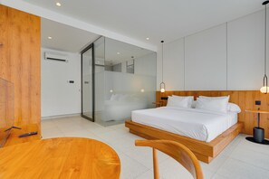 Villa, vista a la alberca | Caja de seguridad en la habitación y escritorio 