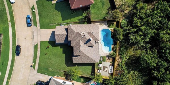 Exterior - 5BR Spacious Family Home w/ Pool, Game Room & more (Dallas)