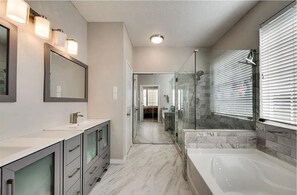 Bathroom - 5BR Spacious Family Home w/ Pool, Game Room & more (Dallas)