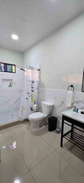 Bathroom - Just 5-minutes away to the beach. Spacious 5-bedroom house at Costa Azul,Metalio (Metalio)