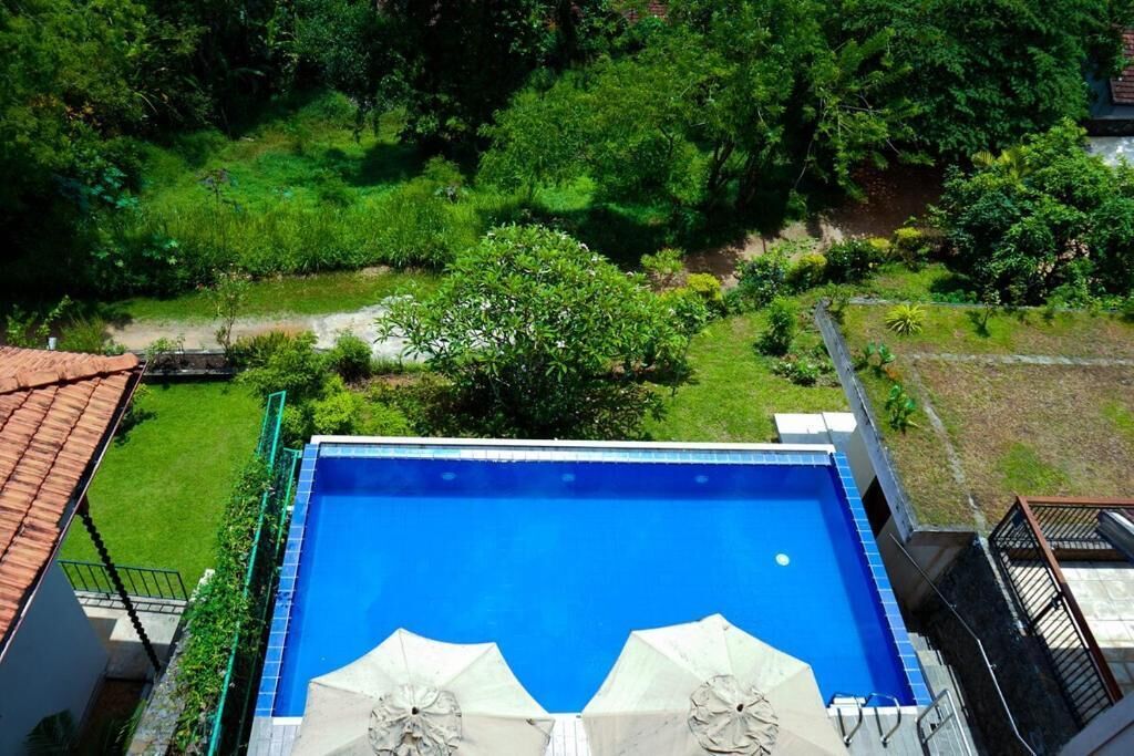 สระว่ายน้ำ