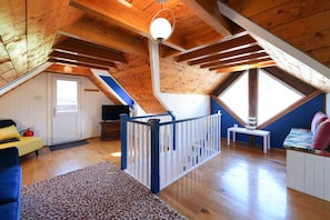 Interior - Lily Wood Cottage outside Hurlford (Hurlford)