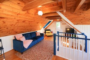 TV - Lily Wood Cottage outside Hurlford (Hurlford)