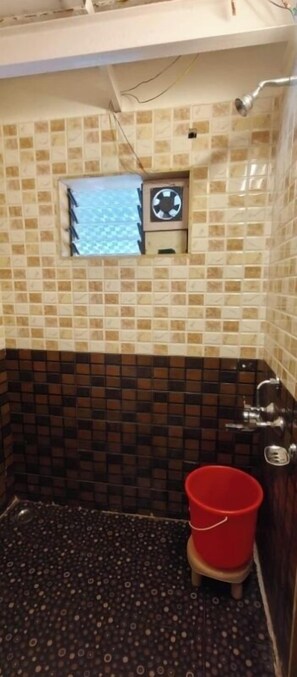 Habitación familiar | Baño | Ducha, artículos de higiene personal gratuitos, toallas y jabón