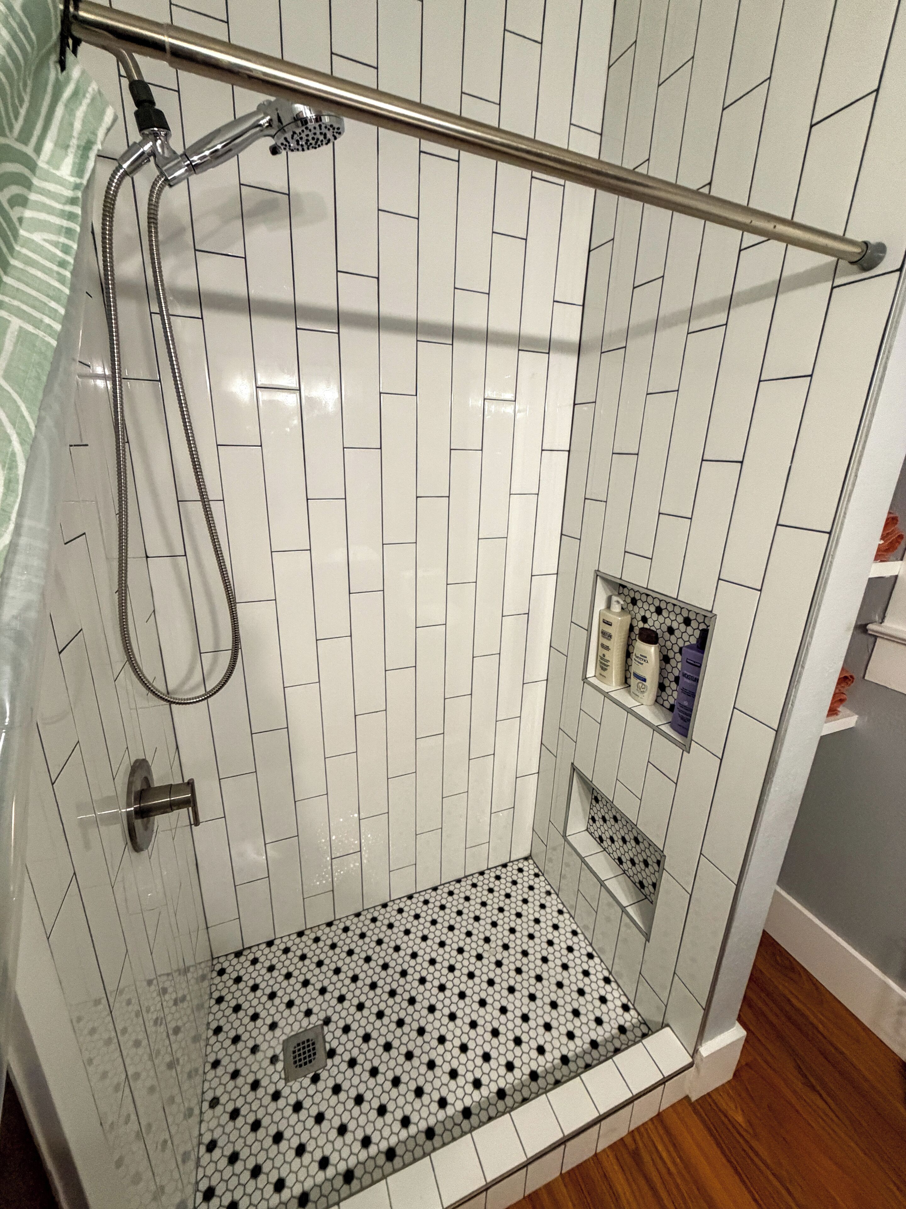 Ducha, secador de pelo, toallas, jabón
