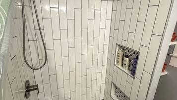 Ducha, secador de pelo, toallas, jabón