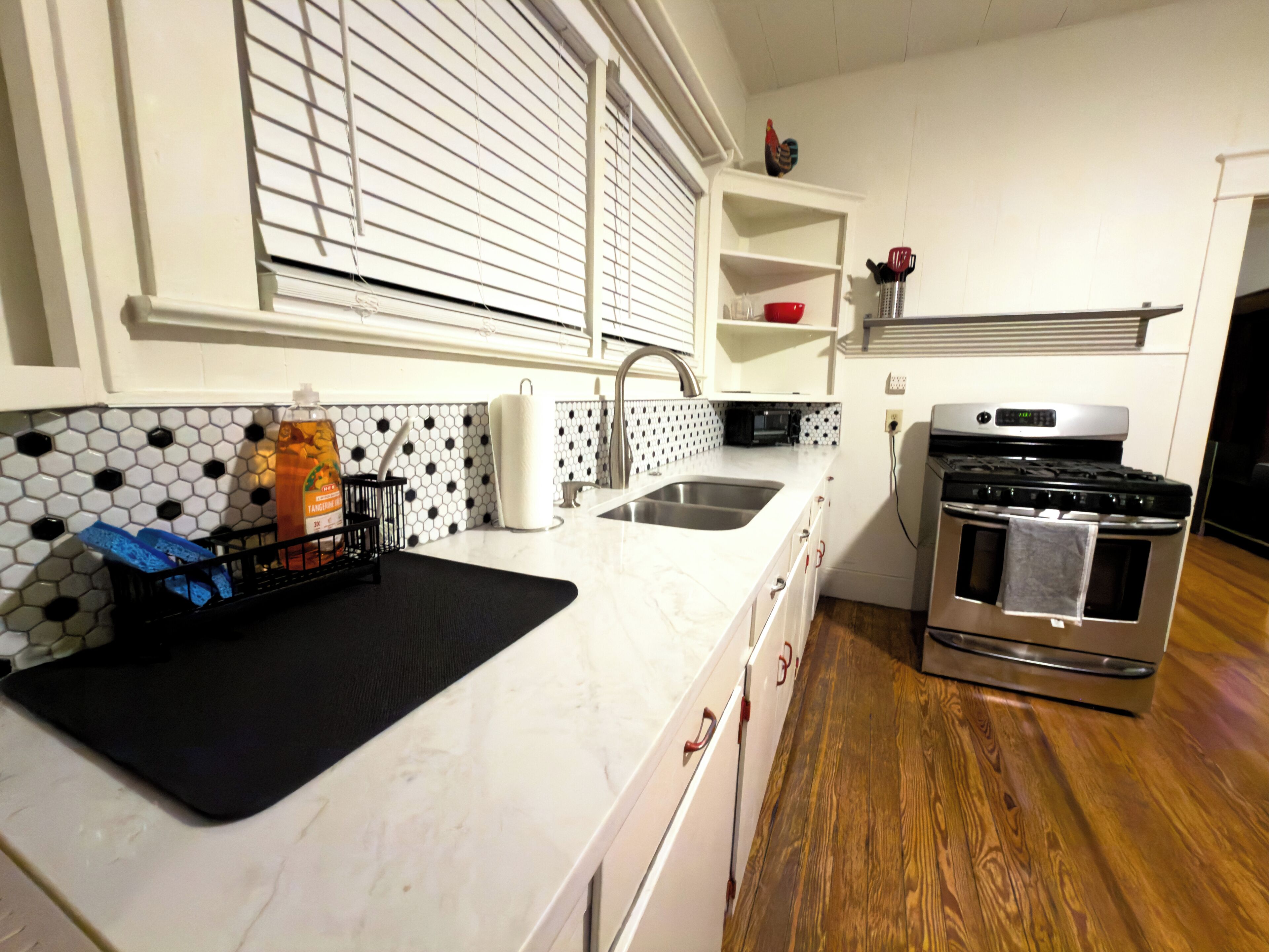 Fridge, oven, stovetop, coffee/tea maker