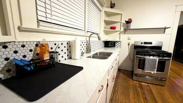 Fridge, oven, stovetop, coffee/tea maker