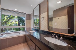 Villa - udsigt til have | Badeværelse