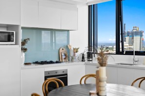 Fridge, microwave, stovetop, dishwasher - Panorama by Khove (Surfers Paradise)