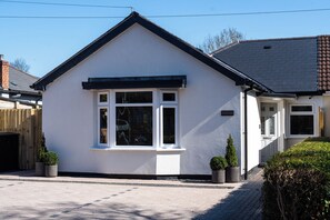 Exterior - Woodstock - 3 Bed Luxury Bungalow House (Worcester)
