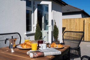 Outdoor dining - Woodstock - 3 Bed Luxury Bungalow House (Worcester)