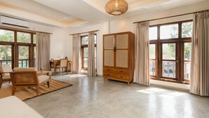 Una habitación amplia con un mueble grande de madera, una mesa de comedor y un sofá.