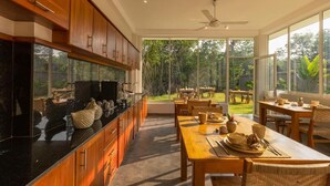 Una cocina amplia con armarios de madera y un comedor espacioso con vistas al jardín.