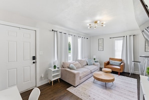 Smart TV - Urban Charm Cozy Stay Near Downtown & Hospitals (Wichita)