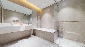 Hair dryer, towels - Sophisticated 2 Bed with Balcony l Meydan (Dubai)