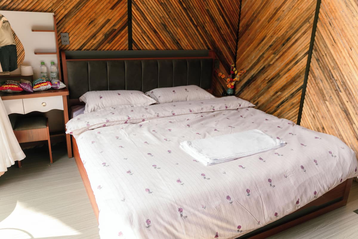 Habitación doble Deluxe, vista al jardín | Espacio para trabajar con laptop y wifi gratis