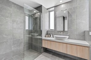 Shower, hair dryer, towels, shampoo - Beachside Bliss - Sea Views & 300m to Kings Beach (Caloundra Region)