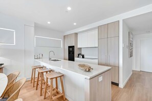 Frigorífico, microondas, horno y placa de cocina